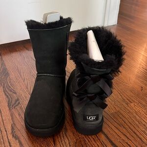 NWOT Black Bailey Bow Uggs